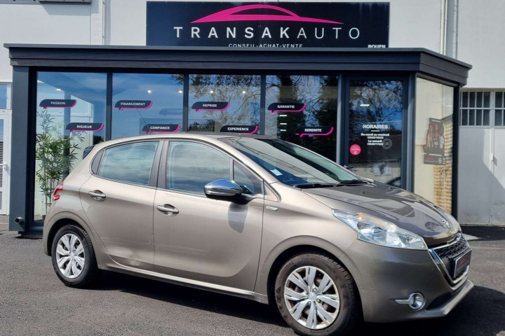 PEUGEOT 208